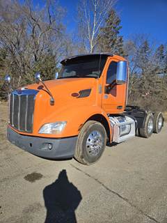 Peterbilt 579 Day Cab Truck - Paccar 455HP, 10 Speed Amt