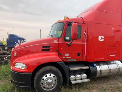 Mack Pinnacle CXU613 DEF Tank for a Mack CXU613