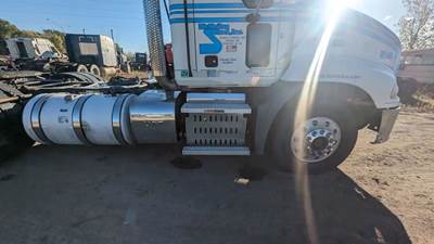 Mack Pinnacle CXU613 Fuel Tank for a 2015 Mack CXU613