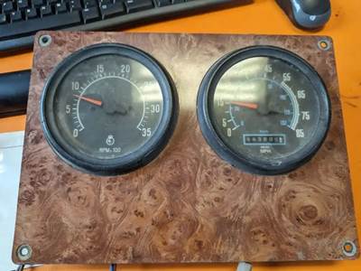 International 9300 Instrument Panel Cluster