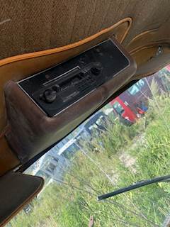 Ford L9000 Radio