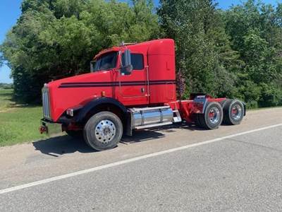 Kenworth T800 Sleeper Semi Truck - Cummins 400HP, 10 Speed Manual