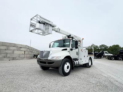 Freightliner M2 106 Boom / Bucket Truck - 220HP