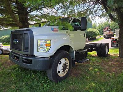 Ford F-650 Cab & Chassis Truck - 6.8L V-10