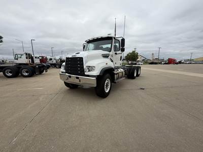 Freightliner 114sds Cab & Chassis Truck - Cummins, 455HP