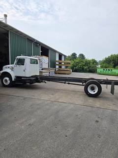 International 4900 Cab & Chassis Truck - 7.6L L6