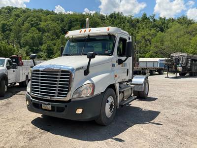 Freightliner Cascadia 125 Day Cab Truck - Detroit 410HP