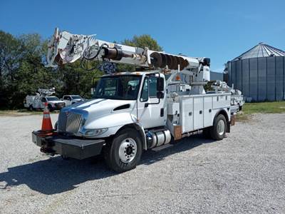 International 4300 Truck-Mounted Digger Derrick - Cummins, 260HP