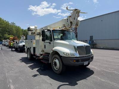 International 4400 Truck-Mounted Digger Derrick - DT466 7.6L, 250HP