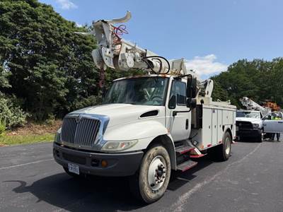 International 4400 Truck-Mounted Digger Derrick - DT466 7.6L, 250HP