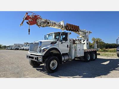 International 7400 Tracked Digger Derrick - MAXXFORCE 10 9.3L, 310HP