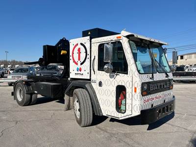 BATTLE MOTORS LNT Hooklift Truck - Cascadia, 440HP