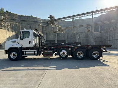 Freightliner 114SD Roll Off Truck - Cummins, 455HP