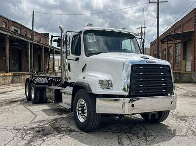 Freightliner 114SD Roll Off Truck - Cummins, 455HP