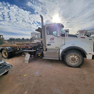 Kenworth T880 Roll Off Truck - Cummins, 450HP