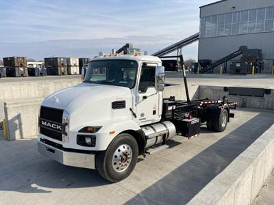 Mack MD7 42R Roll Off Truck - Cummins, 300HP