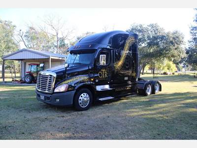 Freightliner Cascadia 125 Sleeper Semi Truck - Detroit 455HP