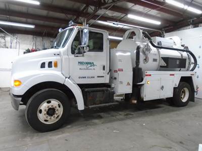 Sterling L7500 Vacuum Truck - Cat, 250HP