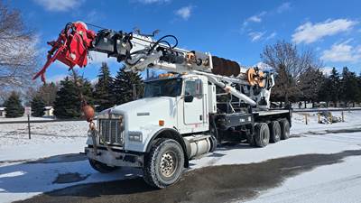 2017 KENWORTH W900B TRI-A 29K MLS & ALTEC DT105 30 TON CRANE - DIGGER