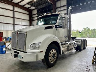 Kenworth T880 Day Cab Truck - Cummins 400HP, Manual