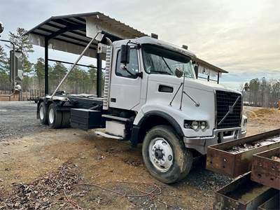 Volvo VHD64B200 Roll Off Truck - D12, 325HP, Manual