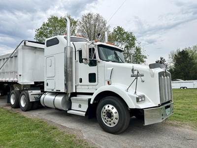 Kenworth T800 Sleeper Semi Truck - Caterpillar 625HP, 10 Speed Manual