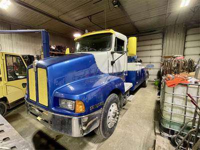 Kenworth T600 Single Axle Wrecker Tow Truck - Caterpillar, 10 Speed Manual
