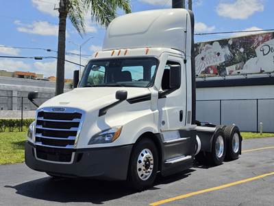 Freightliner Cascadia 126 Day Cab Truck - Detroit 450HP, Other