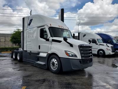 Freightliner Cascadia 126 Sleeper Semi Truck - Detroit, Other