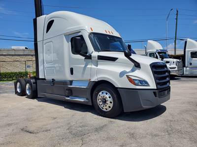 Freightliner Cascadia 126 Sleeper Semi Truck - Detroit 455HP, Other