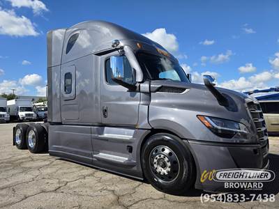 Freightliner Cascadia 126 Sleeper Semi Truck - Detroit 505HP, Other