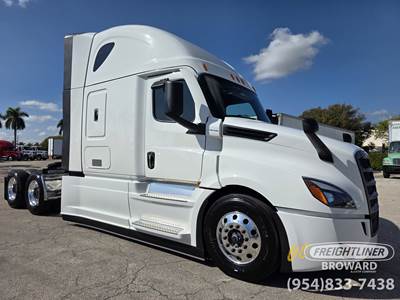 Freightliner Cascadia 126 Sleeper Semi Truck - Detroit 505HP, Other