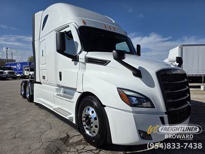 Freightliner Cascadia 126 Sleeper Semi Truck - Detroit 505HP, Other