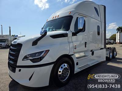 Freightliner Cascadia 126 Sleeper Semi Truck - Detroit 505HP, Other