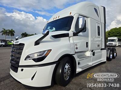 Freightliner Cascadia 126 Sleeper Semi Truck - Detroit, Other