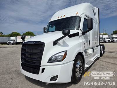 Freightliner Cascadia 126 Sleeper Semi Truck - Detroit, Other