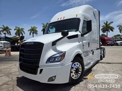 Freightliner Cascadia 126 Sleeper Semi Truck - Detroit, Other