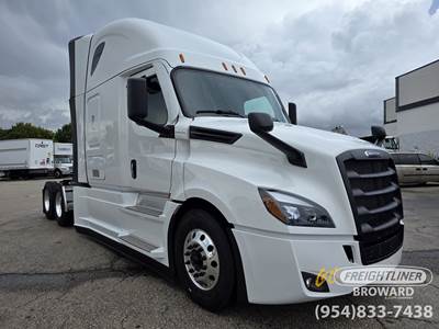 Freightliner Cascadia 126 Sleeper Semi Truck - Detroit 505HP, Other