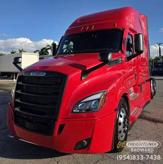Freightliner Cascadia Sleeper Semi Truck