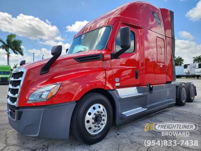 Freightliner Cascadia Sleeper Semi Truck