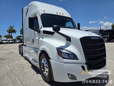 Freightliner Cascadia Sleeper Semi Truck