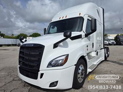 Freightliner Cascadia Sleeper Semi Truck