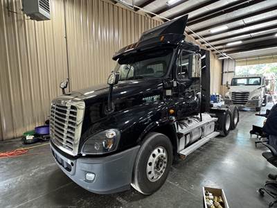 Freightliner Cascadia 125 Day Cab Truck - Detroit 455HP, 12 Speed Amt