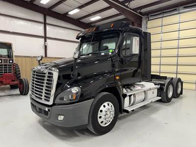 Freightliner Cascadia 125 Day Cab Truck - Detroit 455HP, 12 Speed Amt