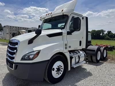 Freightliner Cascadia 126 Day Cab Truck - Detroit 435HP, 12 Speed Dt12 Amt