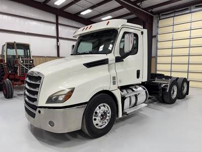 Freightliner Cascadia 126 Day Cab Truck - Detroit 455HP, 12 Speed Dt12 Amt