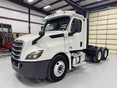 Freightliner Cascadia 126 Day Cab Truck - Detroit 435HP, 12 Speed Dt12 Amt
