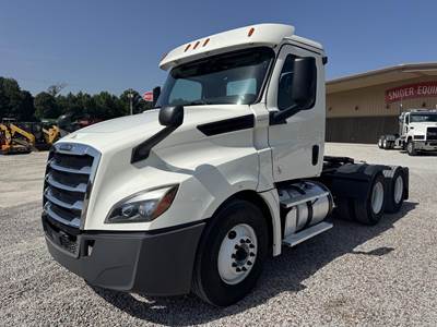 Freightliner Cascadia 126 Day Cab Truck - Detroit 435HP, 12 Speed Dt12 Amt