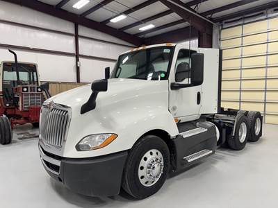 International LT Day Cab Truck - Cummins 450HP, Amt