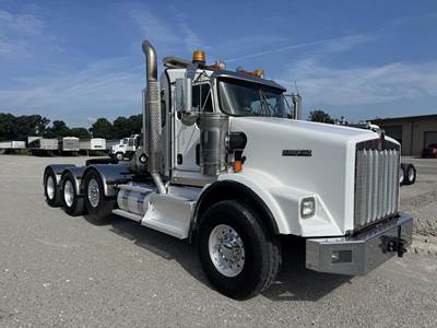 Kenworth T800 Tri Axle Day Cab Truck - Cummins 605HP, 18 Speed Manual